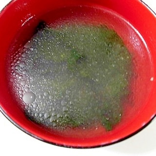 茹で鶏の茹で汁で　わかめのお吸い物